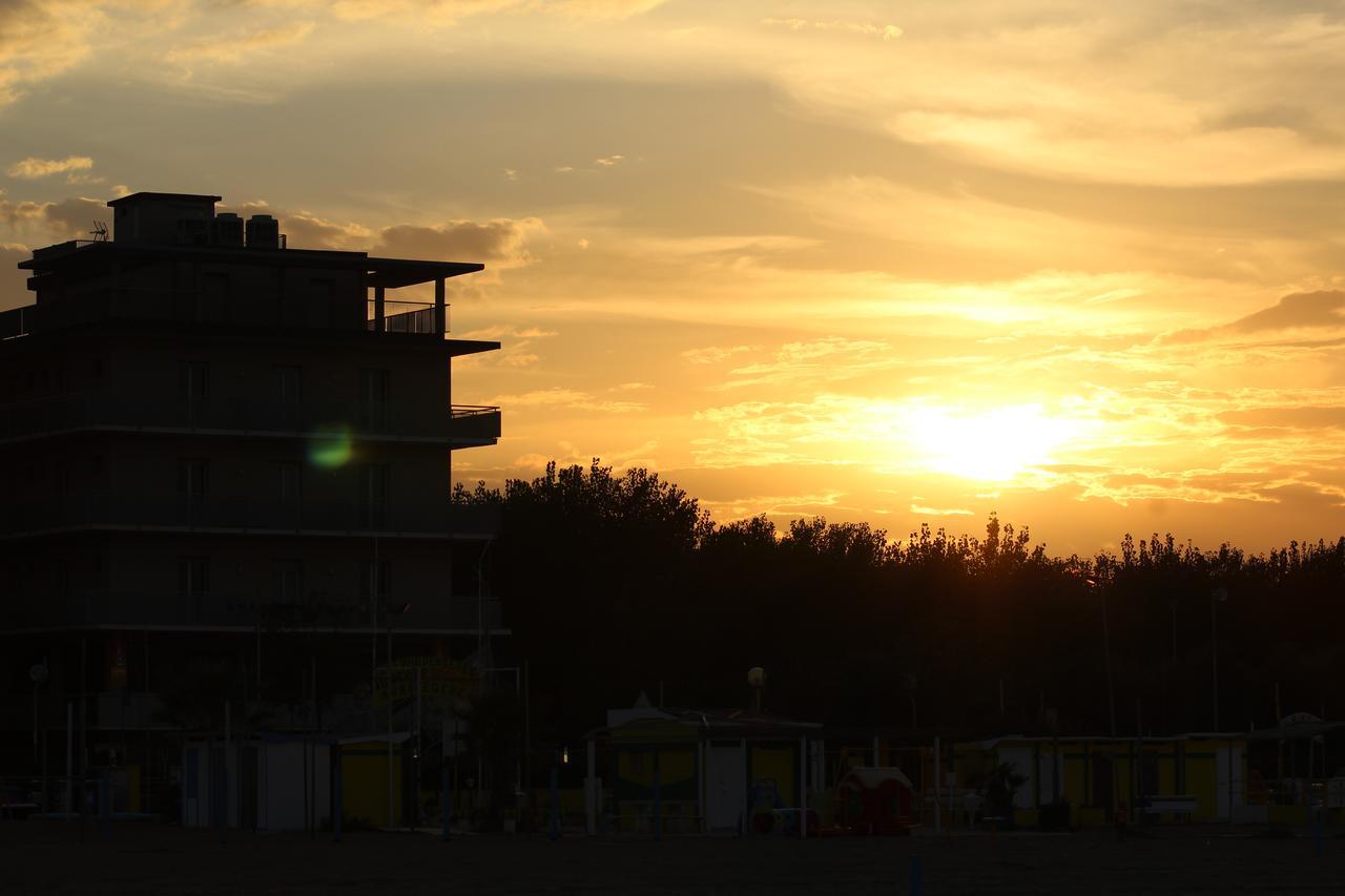 Hotel Tritone Rimini Exterior photo