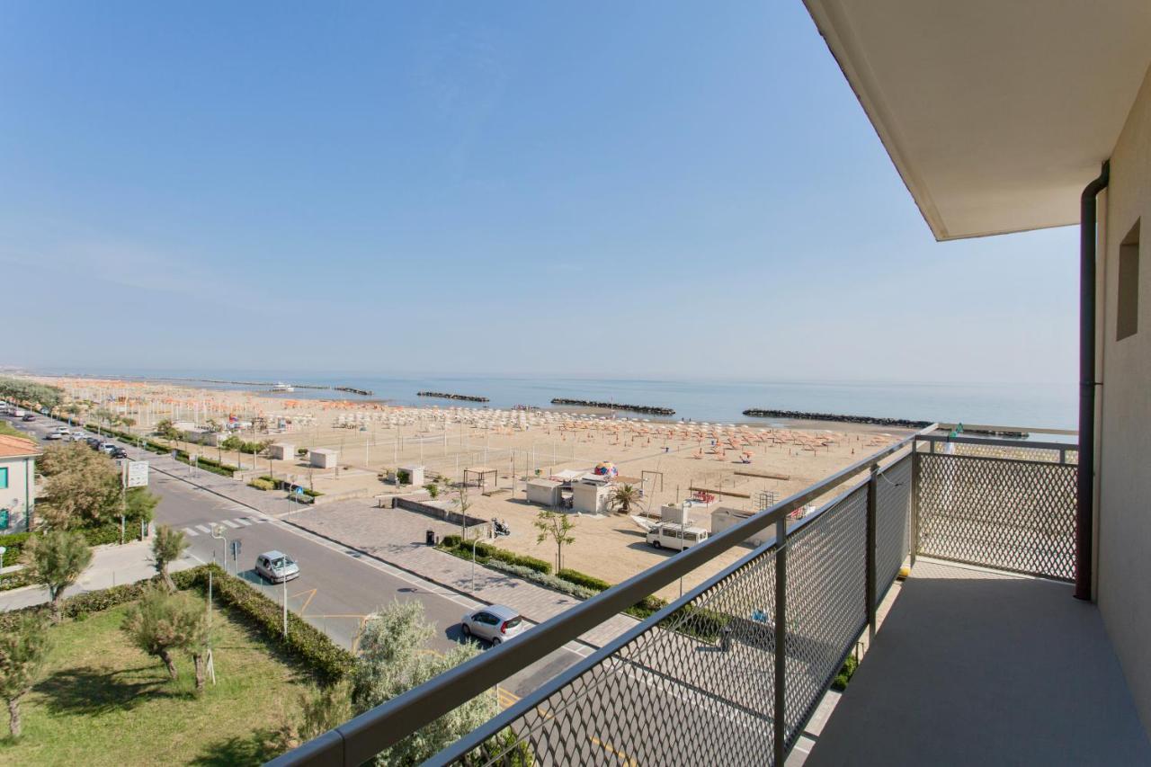 Hotel Tritone Rimini Exterior photo
